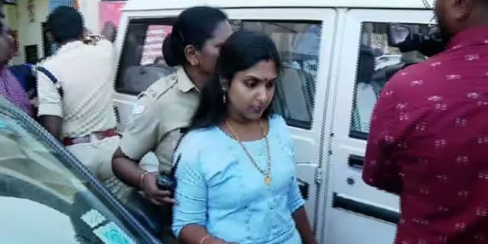 വ്യാജരേഖ തയ്യാറാക്കി സർക്കാർ ജോലിക്ക് ശ്രമം ; കൊല്ലത്ത് യുവതി അറസ്റ്റിൽ വ്യാജരേഖ തയ്യാറാക്കി സർക്കാർ ജോലിക്ക് ശ്രമം ; കൊല്ലത്ത് യുവതി അറസ്റ്റിൽ