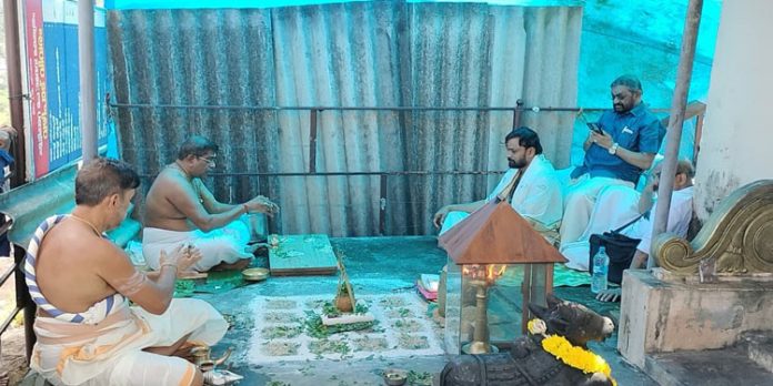 പത്തനംതിട്ട ചുട്ടിപ്പാറ ക്ഷേത്രത്തില് അഷ്ടമംഗല ദേവ പ്രശ്നത്തിന് തുടക്കമായി പത്തനംതിട്ട ചുട്ടിപ്പാറ ക്ഷേത്രത്തില് അഷ്ടമംഗല ദേവ പ്രശ്നത്തിന് തുടക്കമായി