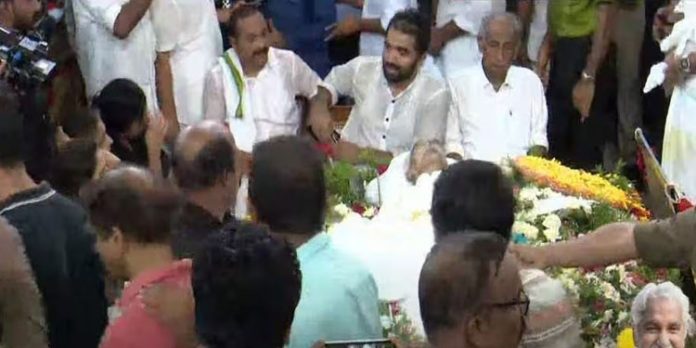 ദര്ബാര് ഹാളിലേക്ക് ഇടിച്ചു കയറി ജനങ്ങള്, പൊതുദര്ശനത്തില് തിക്കും തിരക്കും ദര്ബാര് ഹാളിലേക്ക് ഇടിച്ചു കയറി ജനങ്ങള്, പൊതുദര്ശനത്തില് തിക്കും തിരക്കും