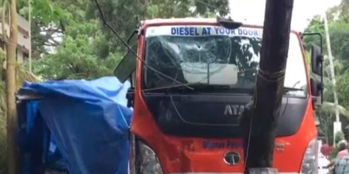 കോട്ടയത്ത് ചായക്കടയിലേക്ക് ടാങ്കര് ലോറി പാഞ്ഞു കയറി ; അഞ്ചുപേര്ക്ക് ഗുരുതര പരിക്ക് കോട്ടയത്ത് ചായക്കടയിലേക്ക് ടാങ്കര് ലോറി പാഞ്ഞു കയറി ; അഞ്ചുപേര്ക്ക് ഗുരുതര പരിക്ക്
