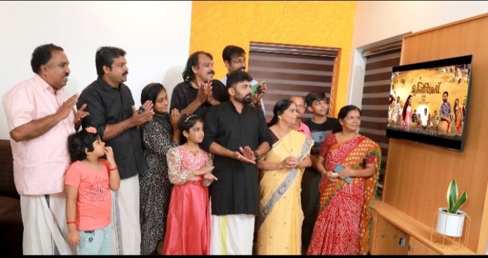 സിനു കെ ഗോപാലകൃഷ്ണൻ സീതത്തോടും , ബിജോ മോഡിയിൽ കുമ്പളാംപൊയ്കയും സഹ നിർമ്മാതാക്കളായെത്തുന്നു ; മലയാള സിനിമ ‘ മുകൾപ്പരപ്പ് ‘ ന്റെ ആദ്യ വാൾ പേപ്പർ ഡിസൈൻ പ്രകാശനം ചെയ്തു സിനു കെ ഗോപാലകൃഷ്ണൻ സീതത്തോടും , ബിജോ മോഡിയിൽ കുമ്പളാംപൊയ്കയും സഹ നിർമ്മാതാക്കളായെത്തുന്നു ; മലയാള സിനിമ ‘ മുകൾപ്പരപ്പ് ‘ ന്റെ ആദ്യ വാൾ പേപ്പർ ഡിസൈൻ പ്രകാശനം ചെയ്തു