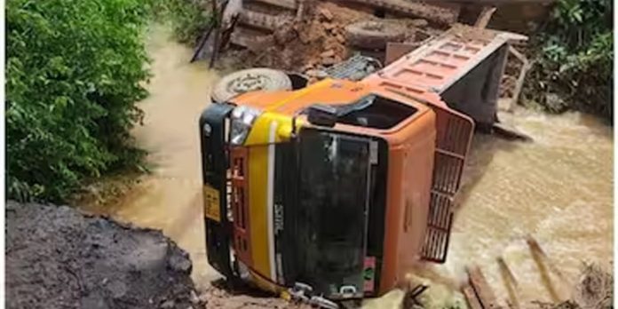 മാനന്തവാടിയിൽ പാലം തകർന്ന് ടിപ്പർ ലോറി തോട്ടിലേക്ക് മറിഞ്ഞ് അപകടം മാനന്തവാടിയിൽ പാലം തകർന്ന് ടിപ്പർ ലോറി തോട്ടിലേക്ക് മറിഞ്ഞ് അപകടം