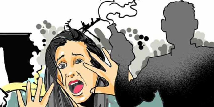 ക്ലാസിൽ വിദ്യാർത്ഥികൾക്ക് നേരെ ആസിഡ് ആക്രമണം; 4 പേർക്ക് പരിക്ക് ക്ലാസിൽ വിദ്യാർത്ഥികൾക്ക് നേരെ ആസിഡ് ആക്രമണം; 4 പേർക്ക് പരിക്ക്