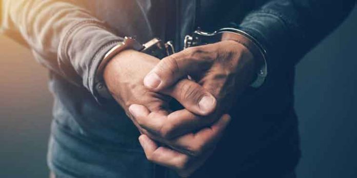 പോലീസ് ഉദ്യോഗസ്ഥൻ ചമഞ്ഞ് വിദ്യാർത്ഥിനിയെ പീഡിപ്പിച്ചു ; പ്രതി അറസ്റ്റിൽ പോലീസ് ഉദ്യോഗസ്ഥൻ ചമഞ്ഞ് വിദ്യാർത്ഥിനിയെ പീഡിപ്പിച്ചു ; പ്രതി അറസ്റ്റിൽ