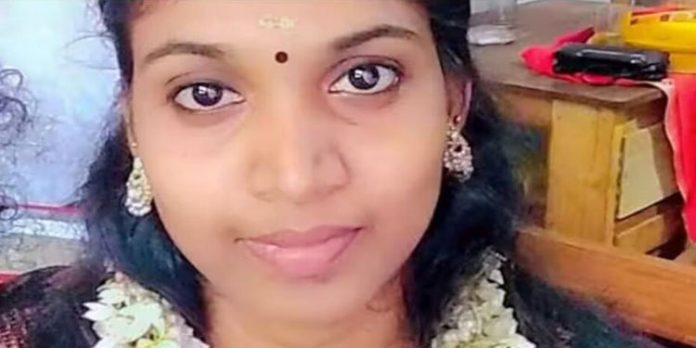 കണ്ണൂരില് ഭര്തൃ സഹോദരന് തീ കൊളുത്തിയ യുവതി മരിച്ചു ; ഭര്ത്താവ് ഗുരുതരാവസ്ഥയില് കണ്ണൂരില് ഭര്തൃ സഹോദരന് തീ കൊളുത്തിയ യുവതി മരിച്ചു ; ഭര്ത്താവ് ഗുരുതരാവസ്ഥയില്