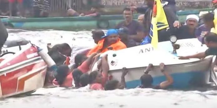 വള്ളംകളിക്കിടെ ചമ്പക്കുളത്ത് വള്ളം മറിഞ്ഞു ; രക്ഷാപ്രവര്ത്തനം പുരോഗമിക്കുന്നു വള്ളംകളിക്കിടെ ചമ്പക്കുളത്ത് വള്ളം മറിഞ്ഞു ; രക്ഷാപ്രവര്ത്തനം പുരോഗമിക്കുന്നു