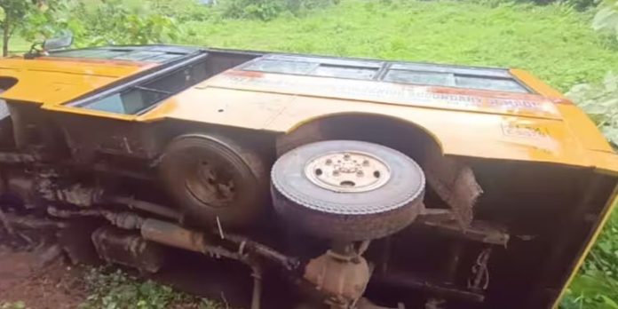 പാലക്കാട് സ്കൂൾ ബസ് താഴ്ചയിലേക്ക് മറിഞ്ഞ് അപകടം പാലക്കാട് സ്കൂൾ ബസ് താഴ്ചയിലേക്ക് മറിഞ്ഞ് അപകടം