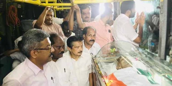 പത്തനംതിട്ട ഡി.സി.സി ഉമ്മൻ ചാണ്ടിക്ക് ആദരാഞ്ജലികൾ അർപ്പിച്ചു പത്തനംതിട്ട ഡി.സി.സി ഉമ്മൻ ചാണ്ടിക്ക് ആദരാഞ്ജലികൾ അർപ്പിച്ചു