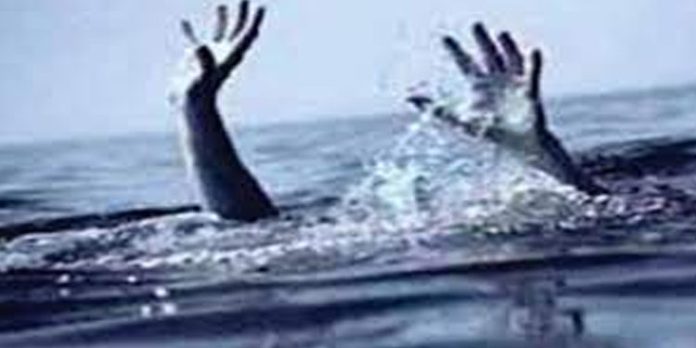 വെള്ളച്ചാട്ടത്തിൽ നീന്താനിറങ്ങിയ യുവാവ് പാറക്കല്ലുകൾക്കിടയിൽ തലകുടുങ്ങി മരിച്ചു വെള്ളച്ചാട്ടത്തിൽ നീന്താനിറങ്ങിയ യുവാവ് പാറക്കല്ലുകൾക്കിടയിൽ തലകുടുങ്ങി മരിച്ചു