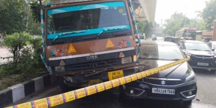 നിർത്തിയിട്ട കാറിനു പിന്നിൽ ട്രക്ക് ഇടിച്ചു ; ഡൽഹി പോലീസ് ഇൻസ്പെക്ടർ മരിച്ചു നിർത്തിയിട്ട കാറിനു പിന്നിൽ ട്രക്ക് ഇടിച്ചു ; ഡൽഹി പോലീസ് ഇൻസ്പെക്ടർ മരിച്ചു