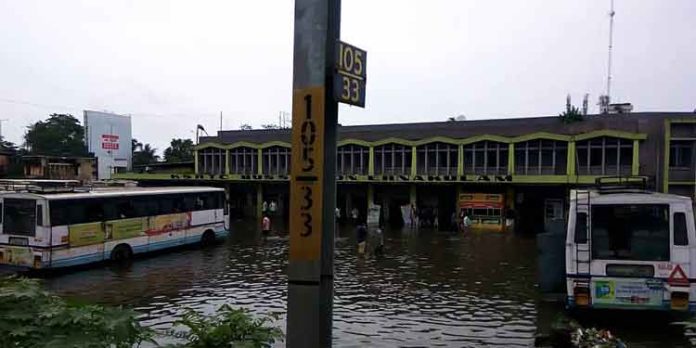 കനത്ത മഴയിൽ എറണാകുളം ; കെഎസ്ആർടിസി സ്റ്റാന്റിൽ മലിനജലം നിറഞ്ഞു കനത്ത മഴയിൽ എറണാകുളം ; കെഎസ്ആർടിസി സ്റ്റാന്റിൽ മലിനജലം നിറഞ്ഞു