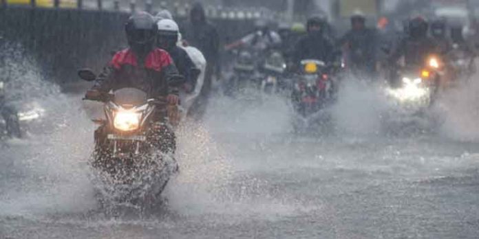 കനത്ത മഴ : കോഴിക്കോട് ജില്ലയിൽ നിയന്ത്രണങ്ങൾ ഏർപ്പെടുത്തി കനത്ത മഴ : കോഴിക്കോട് ജില്ലയിൽ നിയന്ത്രണങ്ങൾ ഏർപ്പെടുത്തി