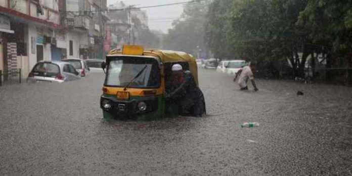 കനത്തമഴയില് വലഞ്ഞ് ഉത്തരരേന്ത്യ; ഉരുൾപൊട്ടലിലും മിന്നൽപ്രളയത്തിലും കനത്ത നാശനഷ്ടം കനത്തമഴയില് വലഞ്ഞ് ഉത്തരരേന്ത്യ; ഉരുൾപൊട്ടലിലും മിന്നൽപ്രളയത്തിലും കനത്ത നാശനഷ്ടം