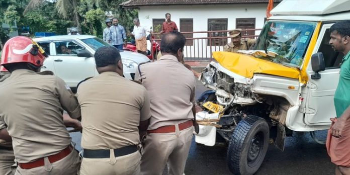 കോന്നിയിൽ സ്വകാര്യ ബസും പിക്ക് അപ് വാനും കൂട്ടിയിടിച്ച് നാല് പേർക്ക് പരിക്ക് കോന്നിയിൽ സ്വകാര്യ ബസും പിക്ക് അപ് വാനും കൂട്ടിയിടിച്ച് നാല് പേർക്ക് പരിക്ക്