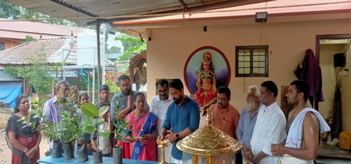 കുതിരവട്ടത്ത് അമരാവതി ക്ഷേത്രത്തില് വൃക്ഷ തൈകള് നട്ടു കുതിരവട്ടത്ത് അമരാവതി ക്ഷേത്രത്തില് വൃക്ഷ തൈകള് നട്ടു