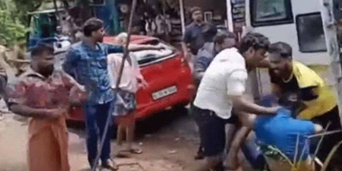 കക്കാടംപൊയിലില് നാട്ടുകാര്ക്ക് വിനോദസഞ്ചാരികളുടെ മര്ദനം ; മൂന്ന് പേര്ക്ക് പരിക്ക് കക്കാടംപൊയിലില് നാട്ടുകാര്ക്ക് വിനോദസഞ്ചാരികളുടെ മര്ദനം ; മൂന്ന് പേര്ക്ക് പരിക്ക്