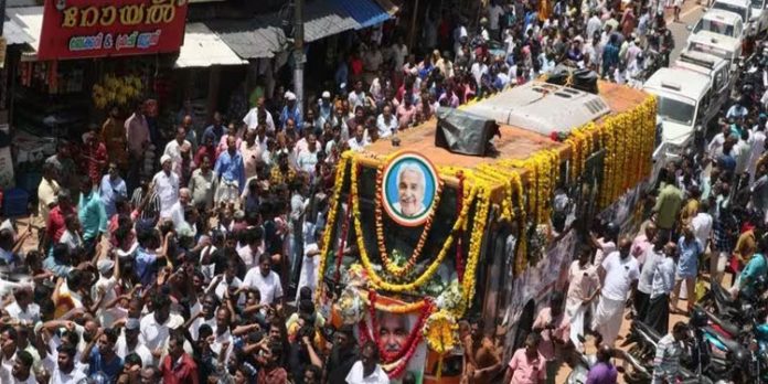 ഉമ്മന്ചാണ്ടിയുടെ വിലാപയാത്രാ സമയത്ത് മദ്യപാനവും ഡിജെ പാര്ട്ടിയും നടത്തി ; പരാതി ഉമ്മന്ചാണ്ടിയുടെ വിലാപയാത്രാ സമയത്ത് മദ്യപാനവും ഡിജെ പാര്ട്ടിയും നടത്തി ; പരാതി