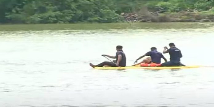 ഫറോഖ് പാലത്തിൽ നിന്നും പുഴയിൽ ചാടിയ ദമ്പതിമാരിൽ യുവാവിന്റെ മൃതദേഹം കിട്ടി ഫറോഖ് പാലത്തിൽ നിന്നും പുഴയിൽ ചാടിയ ദമ്പതിമാരിൽ യുവാവിന്റെ മൃതദേഹം കിട്ടി