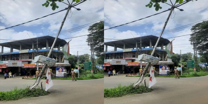 അത്തിക്കയം ജംഗ്ഷനിലെ ഹൈമാസ്റ്റ് ലൈറ്റ് ലോറി ഇടിച്ചു തകര്ന്നു അത്തിക്കയം ജംഗ്ഷനിലെ ഹൈമാസ്റ്റ് ലൈറ്റ് ലോറി ഇടിച്ചു തകര്ന്നു