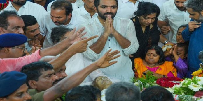ഉമ്മൻചാണ്ടിയുടെ സംസ്കാര ചടങ്ങുകൾക്ക് ഔദ്യോഗിക ബഹുമതി വേണ്ടെന്ന് കുടുംബം ഉമ്മൻചാണ്ടിയുടെ സംസ്കാര ചടങ്ങുകൾക്ക് ഔദ്യോഗിക ബഹുമതി വേണ്ടെന്ന് കുടുംബം