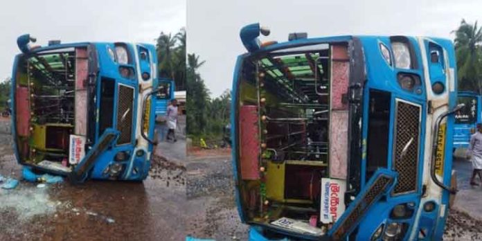 പയ്യോളിയിൽ സ്വകാര്യ ബസ് മറിഞ്ഞ് അപകടം പയ്യോളിയിൽ സ്വകാര്യ ബസ് മറിഞ്ഞ് അപകടം