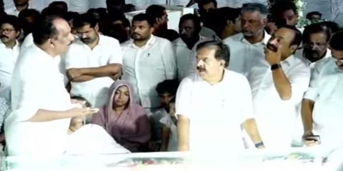 ജനനായകന് അശ്രുപൂജ ; ഉമ്മന് ചാണ്ടിയെ യാത്രയാക്കാന് രാഹുല് എത്തി ജനനായകന് അശ്രുപൂജ ; ഉമ്മന് ചാണ്ടിയെ യാത്രയാക്കാന് രാഹുല് എത്തി