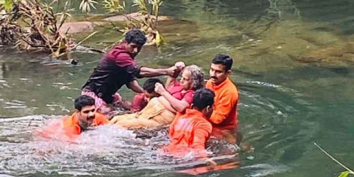 കോഴിക്കോട് കട്ടിപ്പാറയിൽ ഒഴുക്കിൽപ്പെട്ട സ്ത്രീയെ രക്ഷിച്ചു കോഴിക്കോട് കട്ടിപ്പാറയിൽ ഒഴുക്കിൽപ്പെട്ട സ്ത്രീയെ രക്ഷിച്ചു