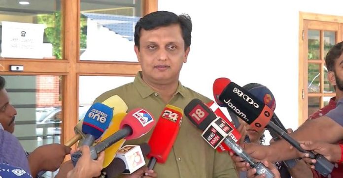 ഇഡിയെന്ന ഉമ്മാക്കി കാട്ടി ഇടതുപക്ഷത്തെ പേടിപ്പിക്കാൻ നോക്കേണ്ട, ആ ഭീഷണി കോൺഗ്രസുകാരോട് മതി : മുഹമ്മദ് റിയാസ് ഇഡിയെന്ന ഉമ്മാക്കി കാട്ടി ഇടതുപക്ഷത്തെ പേടിപ്പിക്കാൻ നോക്കേണ്ട, ആ ഭീഷണി കോൺഗ്രസുകാരോട് മതി : മുഹമ്മദ് റിയാസ്