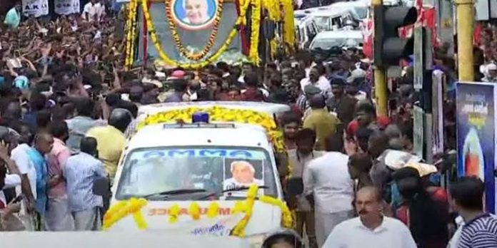വിലാപയാത്ര കൊല്ലത്ത് : വൻ ജനാവലി വിലാപയാത്ര കൊല്ലത്ത് : വൻ ജനാവലി