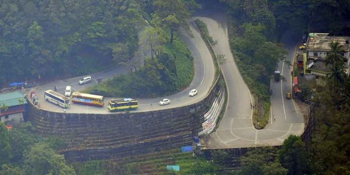 കനത്ത മഴയെ തുടർന്ന് വയനാട് ചുരത്തിൽ മരം വീണ് ഗതാഗതം തടസപ്പെട്ടു കനത്ത മഴയെ തുടർന്ന് വയനാട് ചുരത്തിൽ മരം വീണ് ഗതാഗതം തടസപ്പെട്ടു