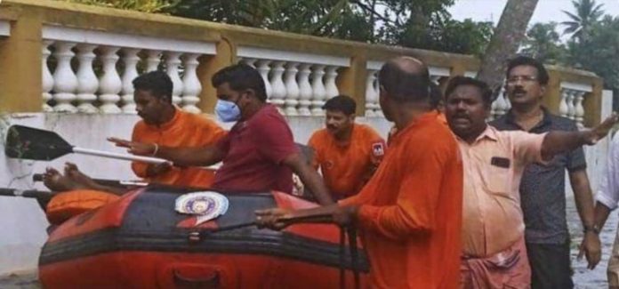 വെള്ളപ്പൊക്കത്തില് കുടുങ്ങിയ അമ്മയെയും മകനെയും രക്ഷപെടുത്തി വെള്ളപ്പൊക്കത്തില് കുടുങ്ങിയ അമ്മയെയും മകനെയും രക്ഷപെടുത്തി