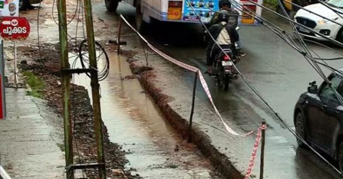 റോഡിലെ കുഴിയില് വീണ് ബൈക്ക് യാത്രക്കാരന് ഗുരുതര പരിക്ക് റോഡിലെ കുഴിയില് വീണ് ബൈക്ക് യാത്രക്കാരന് ഗുരുതര പരിക്ക്