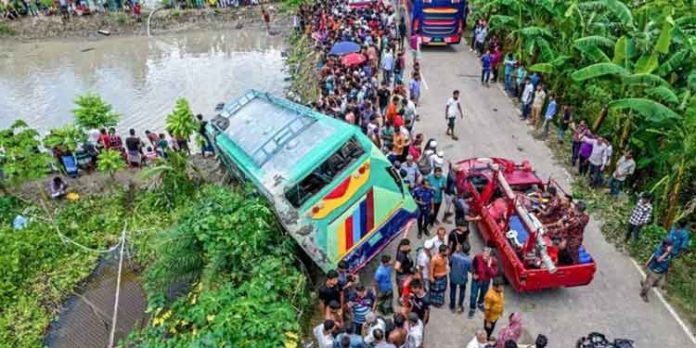 വാഹനാപകടം ; ബംഗ്ലാദേശിൽ ബസ് മറിഞ്ഞ് 17 പേർ മരിച്ചു, 35 പേർക്ക് പരിക്ക് വാഹനാപകടം ; ബംഗ്ലാദേശിൽ ബസ് മറിഞ്ഞ് 17 പേർ മരിച്ചു, 35 പേർക്ക് പരിക്ക്