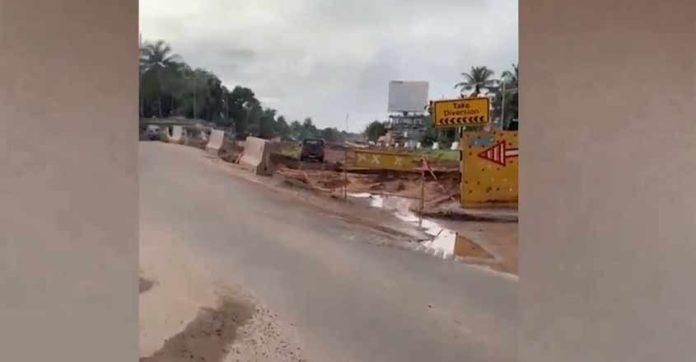 കുഴിയില് ജീപ്പ് വീണു ; ഒരു കുടുംബത്തിലെ അഞ്ചുപേര്ക്ക് പരുക്ക് കുഴിയില് ജീപ്പ് വീണു ; ഒരു കുടുംബത്തിലെ അഞ്ചുപേര്ക്ക് പരുക്ക്