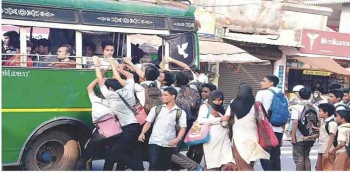 പ്ലസ്ടു വരെയുള്ള വിദ്യാര്ഥികള്ക്ക് സ്വകാര്യ ബസുകളില് കണ്സഷന് അനുവദിക്കും പ്ലസ്ടു വരെയുള്ള വിദ്യാര്ഥികള്ക്ക് സ്വകാര്യ ബസുകളില് കണ്സഷന് അനുവദിക്കും