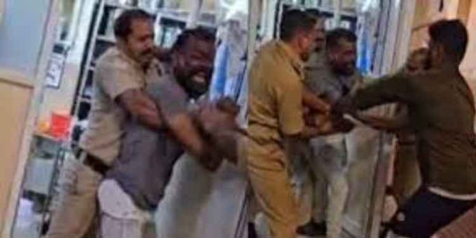 മെഡിക്കൽ പരിശോധനക്കെത്തിച്ച ആൾ അക്രമാസക്തനായി ; ആശുപത്രിയിലെ ഡ്രസിംഗ് റൂം അടിച്ചുതകര്ത്തു മെഡിക്കൽ പരിശോധനക്കെത്തിച്ച ആൾ അക്രമാസക്തനായി ; ആശുപത്രിയിലെ ഡ്രസിംഗ് റൂം അടിച്ചുതകര്ത്തു