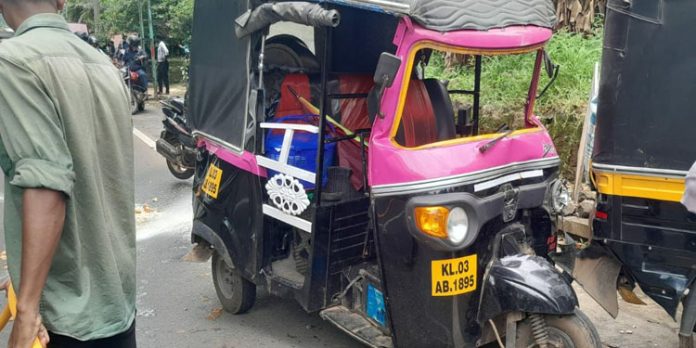സ്വകാര്യ ബസ് ഓട്ടോയിലിടിച്ച് വനിതാ ഓട്ടോ ഡ്രൈവർക്ക് പരിക്ക് സ്വകാര്യ ബസ് ഓട്ടോയിലിടിച്ച് വനിതാ ഓട്ടോ ഡ്രൈവർക്ക് പരിക്ക്