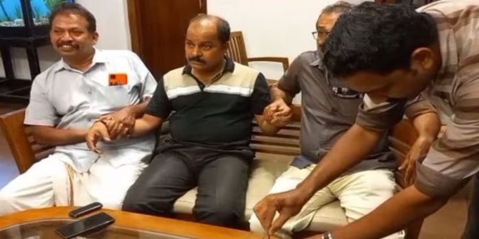 കൈക്കൂലി കേസില് പിടിയിലായ കെഎസ്ആര്ടിസി ഉദ്യോഗസ്ഥന്റെ വീട്ടില് നിന്ന് 60000 രൂപ പിടിച്ചെടുത്തു കൈക്കൂലി കേസില് പിടിയിലായ കെഎസ്ആര്ടിസി ഉദ്യോഗസ്ഥന്റെ വീട്ടില് നിന്ന് 60000 രൂപ പിടിച്ചെടുത്തു