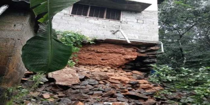 കനത്ത മഴയിൽ വീടിന്റെ സംരക്ഷണ ഭിത്തി ഇടിഞ്ഞു; വയോധിക രക്ഷപെട്ടത് തലനാരിഴക്ക് കനത്ത മഴയിൽ വീടിന്റെ സംരക്ഷണ ഭിത്തി ഇടിഞ്ഞു; വയോധിക രക്ഷപെട്ടത് തലനാരിഴക്ക്