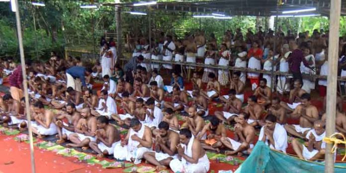 പിതൃപുണ്യം തേടി കോന്നിയിൽ ബലിതർപ്പണ ചടങ്ങുകൾ നടന്നു പിതൃപുണ്യം തേടി കോന്നിയിൽ ബലിതർപ്പണ ചടങ്ങുകൾ നടന്നു