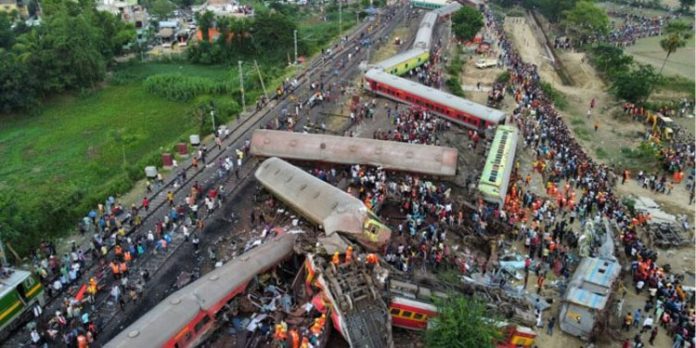 രാജ്യത്തെ നടുക്കിയ ബാലസോർ ട്രെയിൻ ദുരന്തം : 7 ജീവനക്കാരെ സസ്പെൻഡ് ചെയ്ത് ഇന്ത്യൻ റെയിൽവേ രാജ്യത്തെ നടുക്കിയ ബാലസോർ ട്രെയിൻ ദുരന്തം : 7 ജീവനക്കാരെ സസ്പെൻഡ് ചെയ്ത് ഇന്ത്യൻ റെയിൽവേ