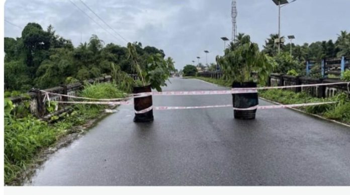 മഴ കനത്തു ; റോഡിൽ വലിയ ഗർത്തം രൂപപ്പെട്ടു ; എം.സി റോഡിലെ കുറ്റൂർ തോണ്ടറ പഴയ പാലം താൽക്കാലികമായി അടച്ചു മഴ കനത്തു ; റോഡിൽ വലിയ ഗർത്തം രൂപപ്പെട്ടു ; എം.സി റോഡിലെ കുറ്റൂർ തോണ്ടറ പഴയ പാലം താൽക്കാലികമായി അടച്ചു