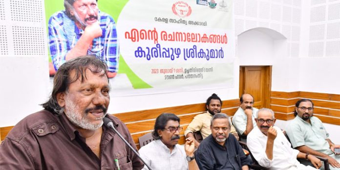 ഓരോ കവിയും എഴുത്തിൽ വലിയ പ്രതിസന്ധി നേരിടുന്നുണ്ടെന്ന് കുരീപ്പുഴ ശ്രീകുമാർ ഓരോ കവിയും എഴുത്തിൽ വലിയ പ്രതിസന്ധി നേരിടുന്നുണ്ടെന്ന് കുരീപ്പുഴ ശ്രീകുമാർ