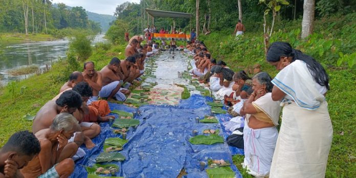 പൂർവ്വിക സ്മരണയിൽ കർക്കിടക വാവുബലി തർപ്പണം നടന്നു പൂർവ്വിക സ്മരണയിൽ കർക്കിടക വാവുബലി തർപ്പണം നടന്നു