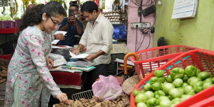 അമിത വില ഈടാക്കുന്നവര്ക്കെതിരെ നടപടിയെടുക്കും : ജില്ലാ കളക്ടര് അമിത വില ഈടാക്കുന്നവര്ക്കെതിരെ നടപടിയെടുക്കും : ജില്ലാ കളക്ടര്