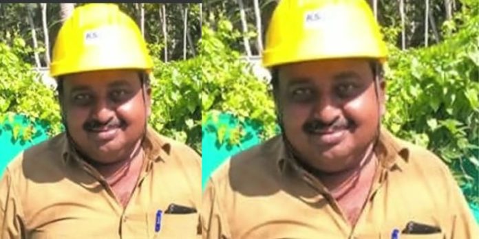 വീടിൻ്റെ ഫ്യൂസ് ഊരാൻ എത്തിയ കെ.എസ്.ഇ.ബി ജീവനക്കാരൻ ഒരു വർഷത്തെ തുക അടച്ചു മാതൃകയായി വീടിൻ്റെ ഫ്യൂസ് ഊരാൻ എത്തിയ കെ.എസ്.ഇ.ബി ജീവനക്കാരൻ ഒരു വർഷത്തെ തുക അടച്ചു മാതൃകയായി