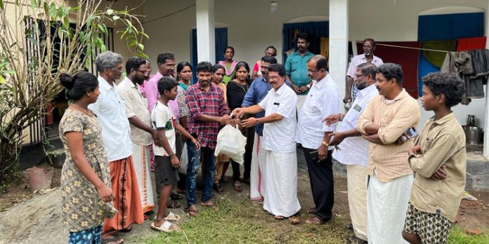 കുട്ടികള്ക്ക് ഭക്ഷണ സാധനങ്ങള് വിതരണം ചെയ്തു കുട്ടികള്ക്ക് ഭക്ഷണ സാധനങ്ങള് വിതരണം ചെയ്തു
