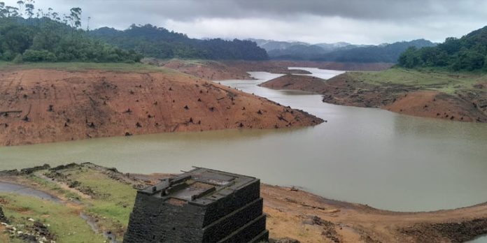 മഴയിൽ മനോഹരിയായി ഗവി മഴയിൽ മനോഹരിയായി ഗവി