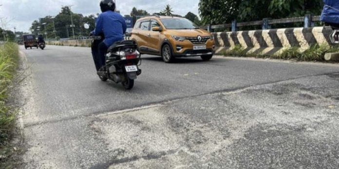 കുറ്റൂർ എം സി റോഡിൽ തോണ്ടറ പാലത്തിലേക്ക് കയറുന്ന ഭാഗം അപകട ഭീഷണി ഉയർത്തുന്നു കുറ്റൂർ എം സി റോഡിൽ തോണ്ടറ പാലത്തിലേക്ക് കയറുന്ന ഭാഗം അപകട ഭീഷണി ഉയർത്തുന്നു