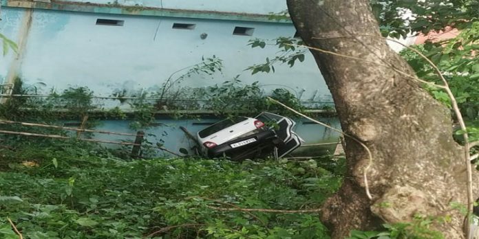 ശബരിമല തീര്ത്ഥാടകര് സഞ്ചരിച്ചിരുന്ന കാര് താഴ്ചയിലേക്ക് മറിഞ്ഞ് അപകടം ശബരിമല തീര്ത്ഥാടകര് സഞ്ചരിച്ചിരുന്ന കാര് താഴ്ചയിലേക്ക് മറിഞ്ഞ് അപകടം